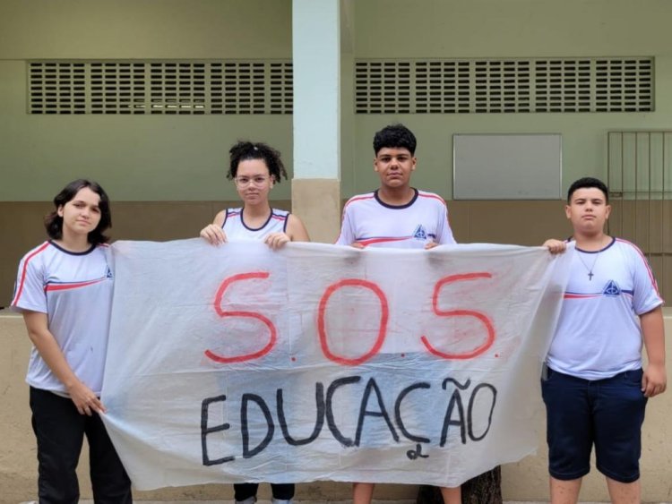 Estudantes de Ipatinga fazem protesto contra o Novo Ensino Médio