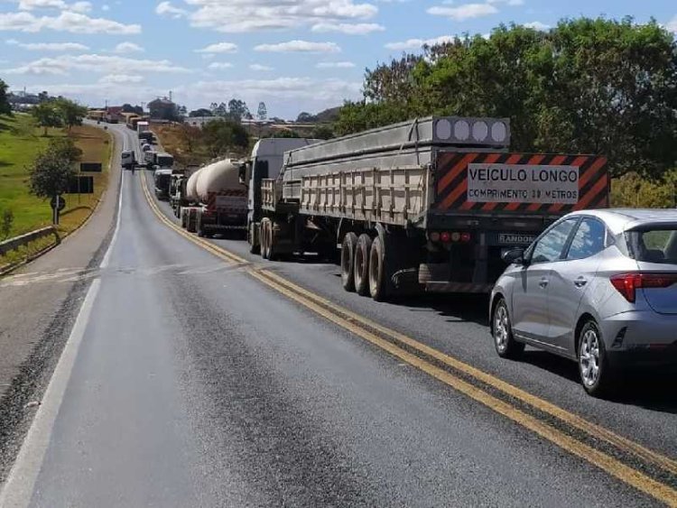 População bloqueia rodovia BR 491